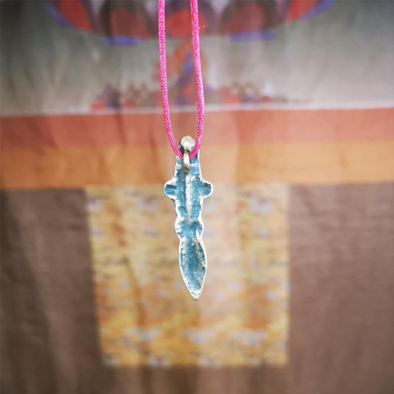 This type of old Dorje Phurba was collected in Labrang Monastery,blessed by lama, about 40 years old. The upper part is a vajra, and the lower part is a phurba，brown color,1.7 inches length