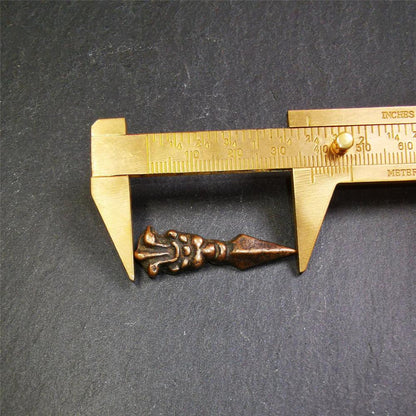 This type of old Dorje Phurba was collected in Labrang Monastery,blessed by lama, about 40 years old. The upper part is a snow lion, and the lower part is a phurba. You can make it a necklace, pendant, keychain, mala pendant.