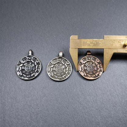 This type of sipaho badge was made by Tibetan craftsmen and come from Hepo Town, Baiyu County, the birthplace of the famous Tibetan handicrafts. It is made of 3 materials,small size, diameter 1.0 inch. You can make it into a necklace, or a keychain