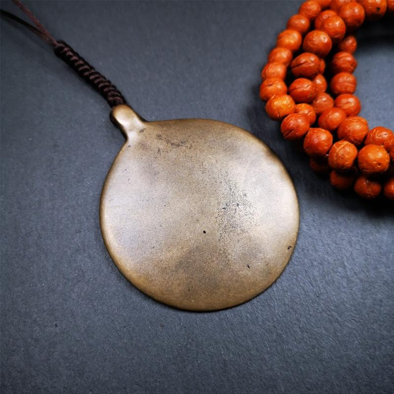This unique meling amulet is handmade in Baiyu County Tibet,Where is the famous handicraft industry base in Tibetan areas.  It is made of lima brass,2.16 inches diameter,the front center is a very rare mandala flower shape.