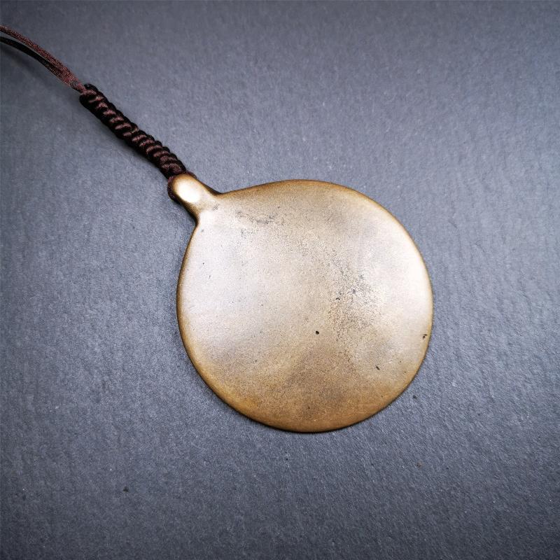 This unique meling amulet is handmade in Baiyu County Tibet,Where is the famous handicraft industry base in Tibetan areas.  It is made of lima brass,2.16 inches diameter,the front center is a very rare mandala flower shape.
