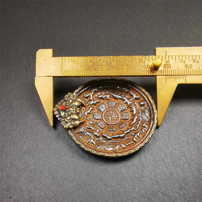 This unique melong sipaho badge was collect from Kathok Monastery Tibet. It is round shape,1.77 inch diameter,adopts a split casting method, and its hanging ring and shell is made in the image of Kirtimukha,wrapped in cold iron melong.