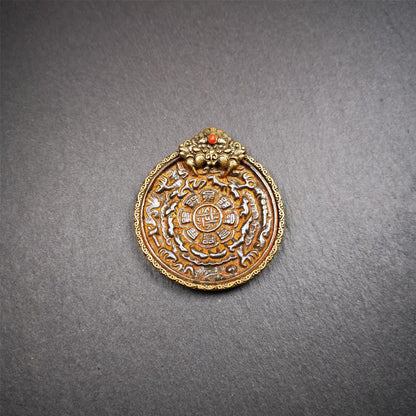 This unique melong sipaho badge was collect from Kathok Monastery Tibet. It is round shape,1.77 inch diameter,adopts a split casting method, and its hanging ring and shell is made in the image of Kirtimukha,wrapped in cold iron melong.