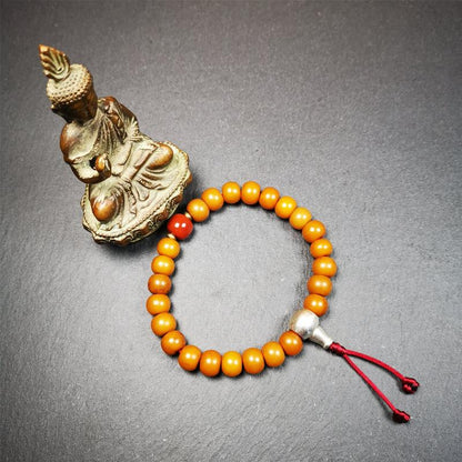 This mala was made by Tibetan craftsmen.  It is made of Corypha Linn Seeds, diameter of 10mm / 0.4",circumference is 22cm / 8.7" ,with agate spacer bead, end of a white copper guru bead.