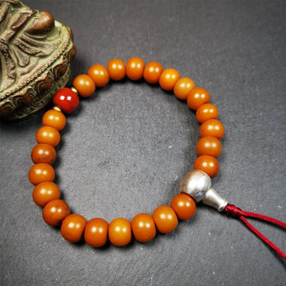 This mala was made by Tibetan craftsmen.  It is made of Corypha Linn Seeds, diameter of 10mm / 0.4",circumference is 22cm / 8.7" ,with agate spacer bead, end of a white copper guru bead.