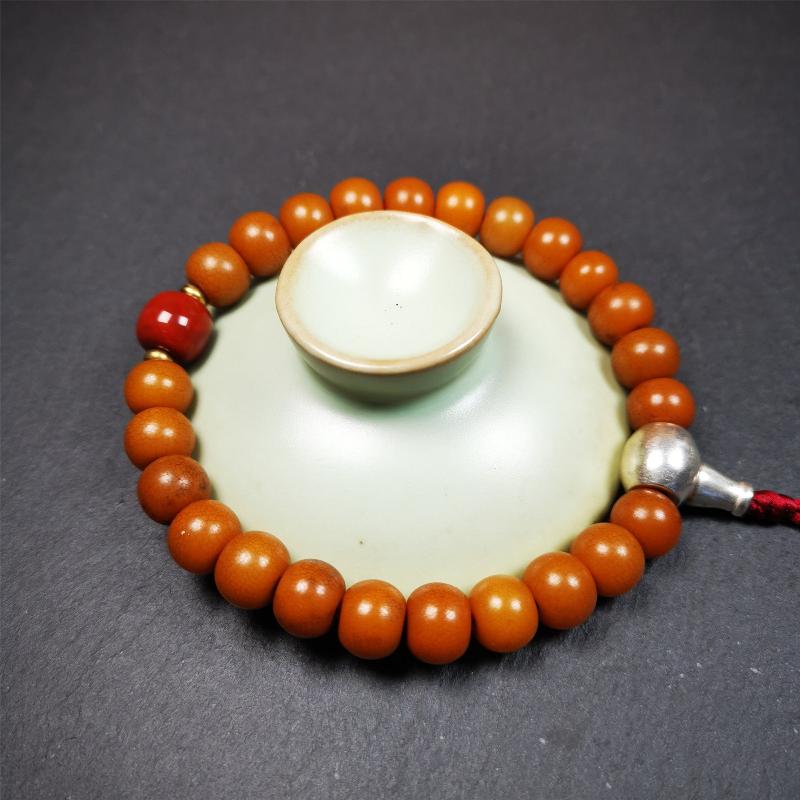 This mala was made by Tibetan craftsmen.  It is made of Corypha Linn Seeds, diameter of 10mm / 0.4",circumference is 22cm / 8.7" ,with agate spacer bead, end of a white copper guru bead.