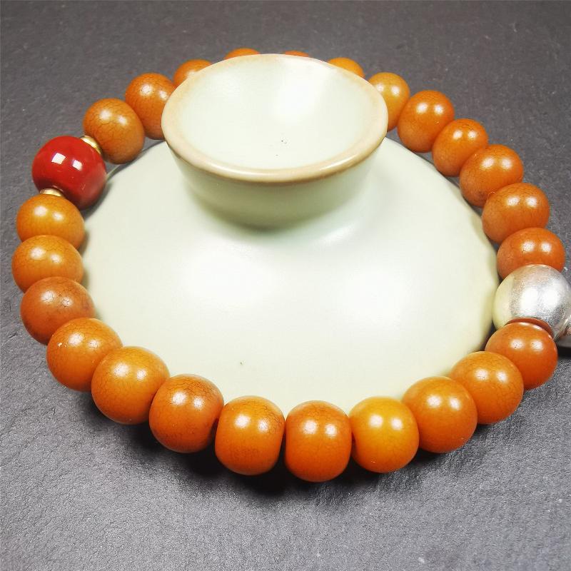 This mala was made by Tibetan craftsmen.  It is made of Corypha Linn Seeds, diameter of 10mm / 0.4",circumference is 22cm / 8.7" ,with agate spacer bead, end of a white copper guru bead.