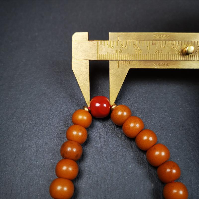 This mala was made by Tibetan craftsmen.  It is made of Corypha Linn Seeds, diameter of 10mm / 0.4",circumference is 22cm / 8.7" ,with agate spacer bead, end of a white copper guru bead.