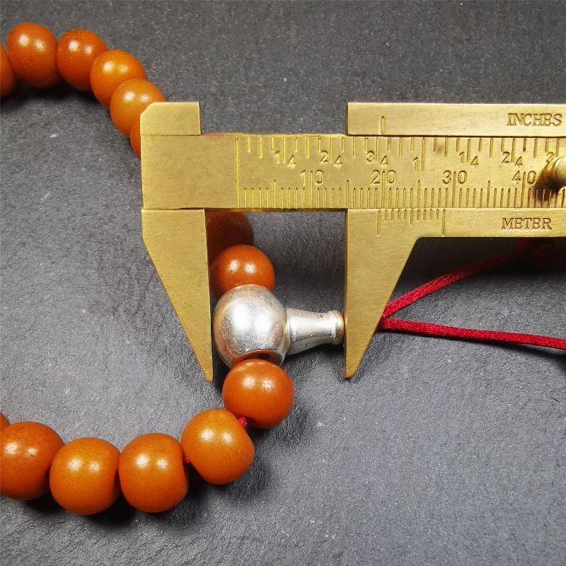 This mala was made by Tibetan craftsmen.  It is made of Corypha Linn Seeds, diameter of 10mm / 0.4",circumference is 22cm / 8.7" ,with agate spacer bead, end of a white copper guru bead.