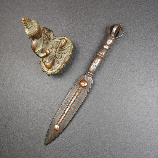 This vajra sword was handmade by Tibetan craftsmen from Tibet in 1990s. It's Fire Vajra Sword of Wisdom Buddha Manjushri,made of cold iron,inlaid red copper stripe,carved with flame pattern, and the half vajra at the tail,7.5 inches length.