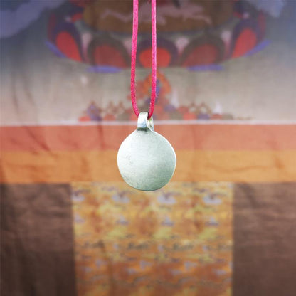 This scorpion amulet is made by Tibetan craftsmen in Hepo Township, Baiyu County, the birthplace of the famous Tibetan handicrafts. It is made of brass, size is 0.67 inches. You can make it into a necklace, or a keychain