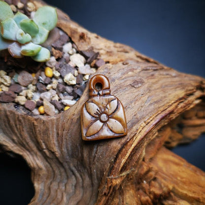 Amulet,Conch Pendant, Bead Counter Clip Pendant 1.0"×.0.7" Gandhanra-ART