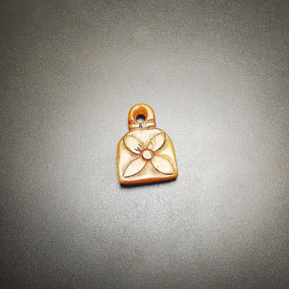 Amulet,Conch Pendant, Bead Counter Clip Pendant 1.0"×.0.7" Gandhanra-ART